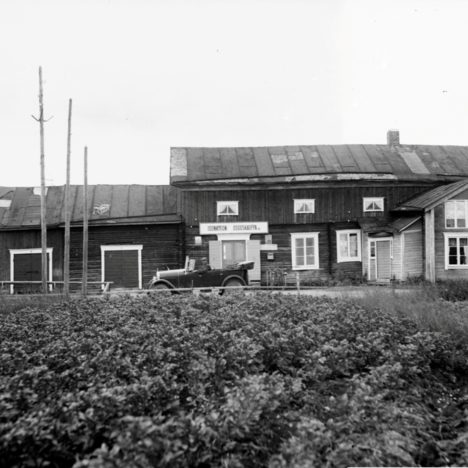 Kastetoimitus Isokyrö / Someone being baptized in Kyrönjoki river